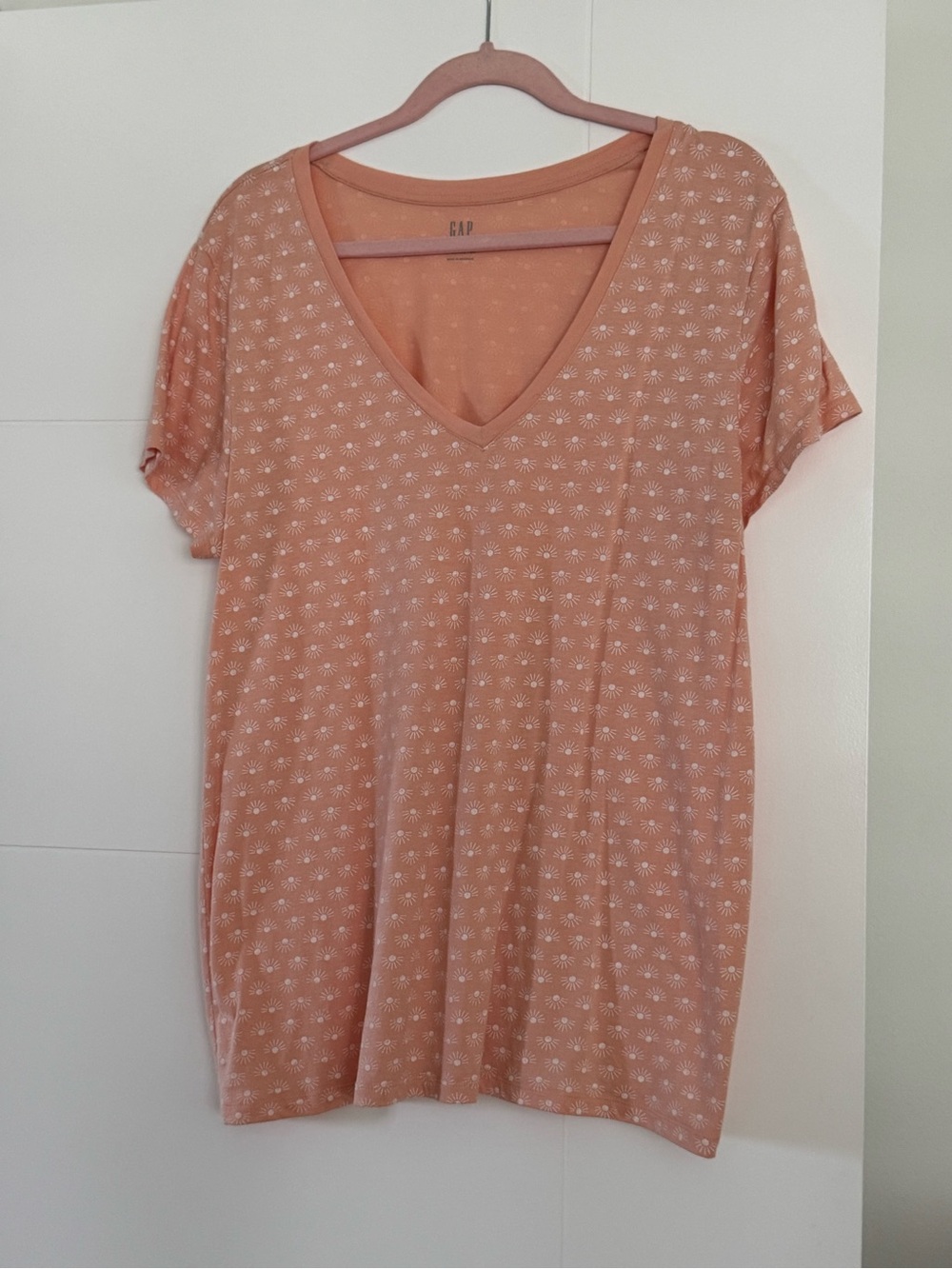 GAP XL Peach Coral V-Neck Sun Print T-Shirt